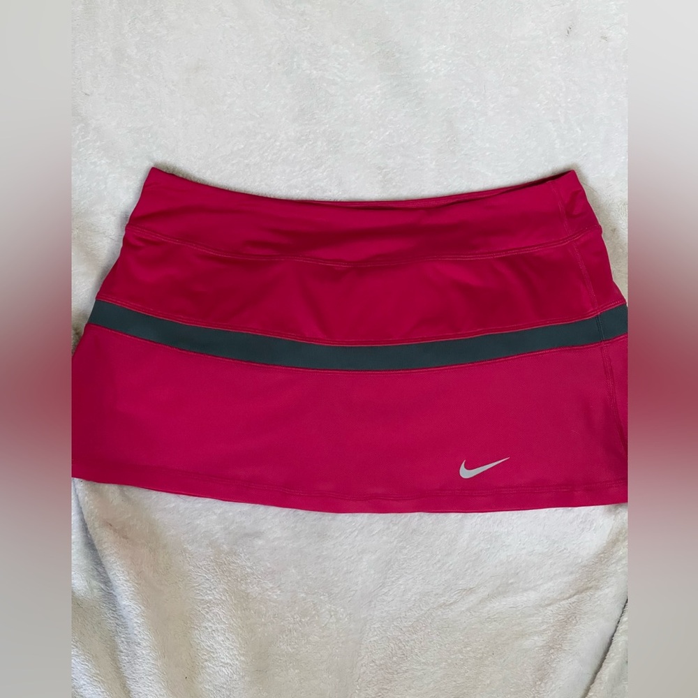 Euc Nike Crimson Skirt sz lg with Charcoal Stripe